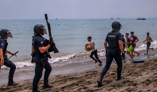 Migranti pokušavaju da pređu iz Maroka u špansku enklavu Seutu, Španija digla vojsku