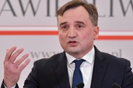 Warszawa, 23.12.2021. Minister sprawiedliwości, prokurator generalny Zbigniew Ziobro podczas konferencji prasowej w siedzibie resortu w Warszawie, 23 bm. Tematem spotkania był wniosek do Trybunału Konstytucyjnego w sprawie tzw. mechanizmu warunkowości. (mr) PAP/Radek Pietruszka