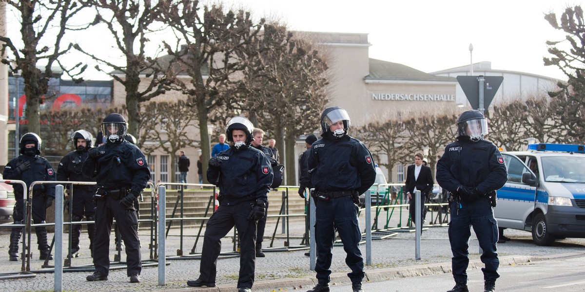 Pięciu uchodźców zaatakowało policjantkę. Krzyczeli: zabić policję