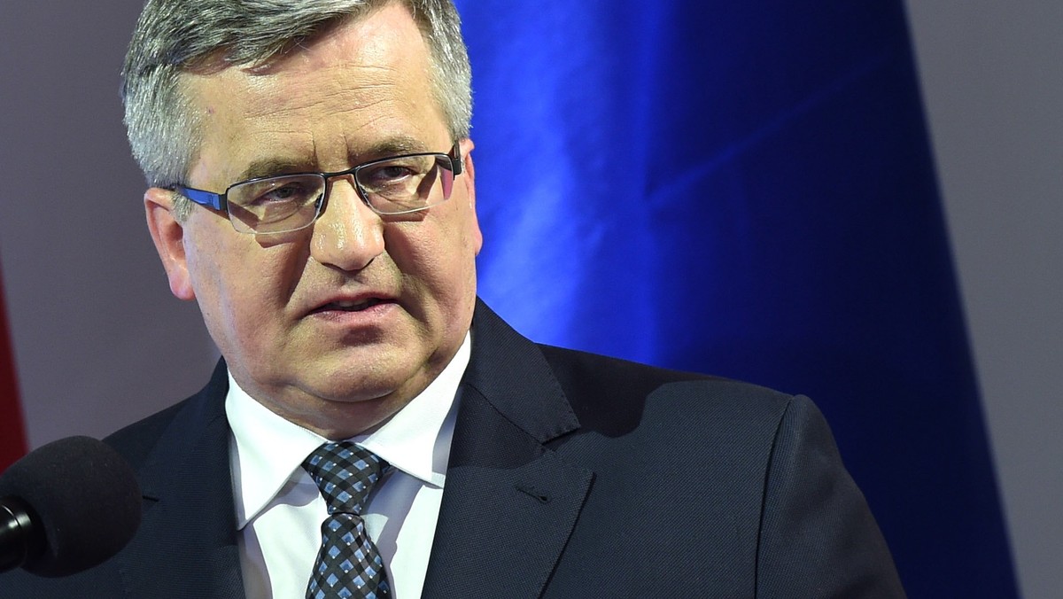 Bronisław Komorowski swojej podróży do Lublina nie może uznać za udanej. Podczas wiecu wyborczego ubiegający się o reelekcję prezydent został bezlitośnie wygwizdany. Zebrany tłum krzyczał: "Stań na krzesło!", "paszoł won!" oraz "sprzedawczyki!".