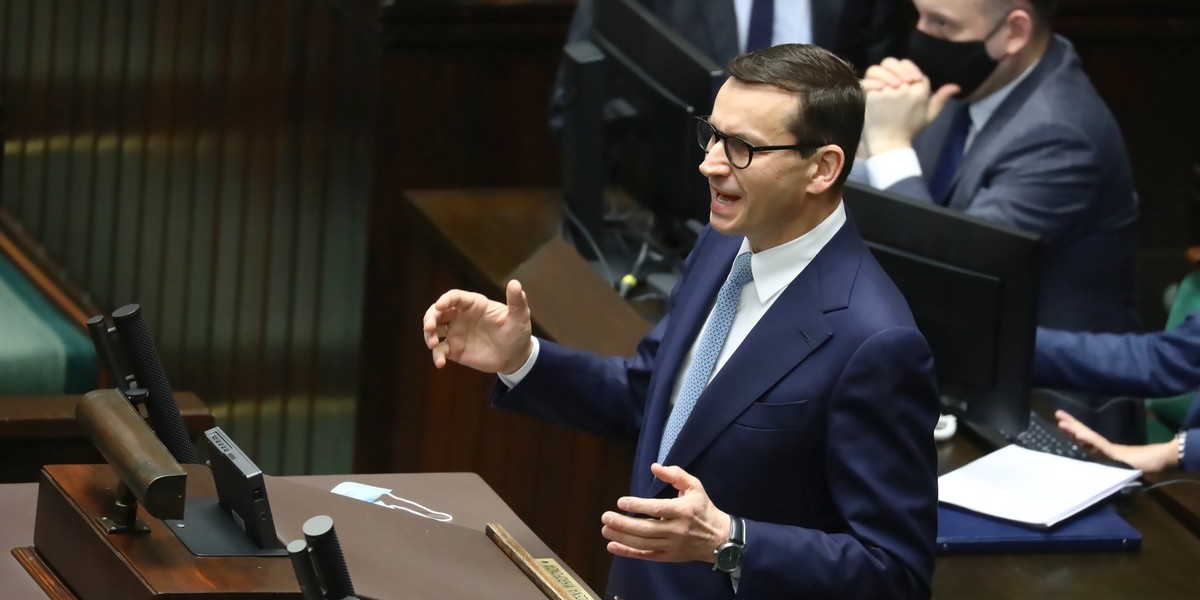 Premier Mateusz Morawiecki zrzuca winę za drożyznę na opozycję, opozycja na rząd