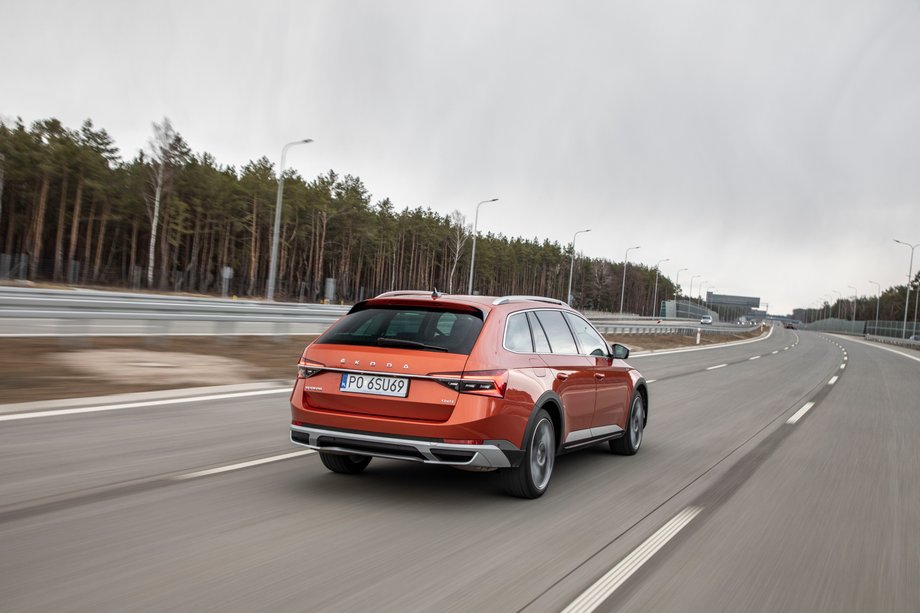 Skoda Superb Scout jest niższa i lżejsza niż SUV-y o podobnych osiągach i komforcie. Dzięki temu mniej pali, ale też jest mniej podatna na podmuchy bocznego wiatru.