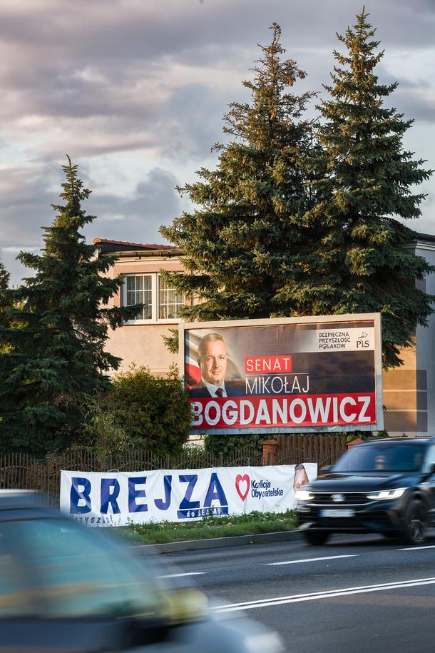 Bitwa na plakaty wyborcze między Krzysztofem Brejzą a Mikołajem Bogdanowiczem, Inowrocław, październik 2023 r.