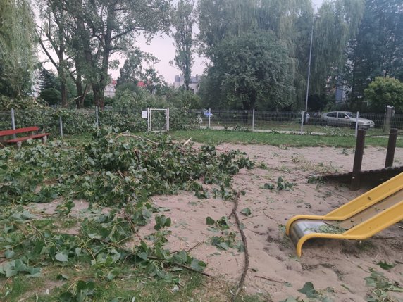 Nawałnica spustoszyła Osiedle Podwawelskie