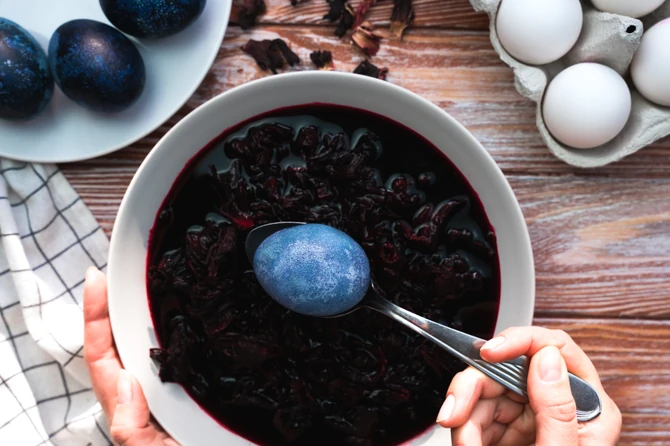 Farbanje jaja u čaju od hibiskusa