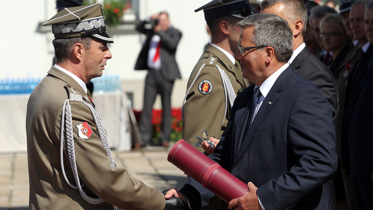 Historia nauczyła nas, że wolność nie jest dana raz na zawsze, wymaga codziennego wysiłku i pracy, a gdy trzeba - walki i to na wszystkie dostępne sposoby - powiedział prezydent Bronisław Komorowski podczas uroczystości państwowych Święta Wojska Polskiego przed Belwederem.