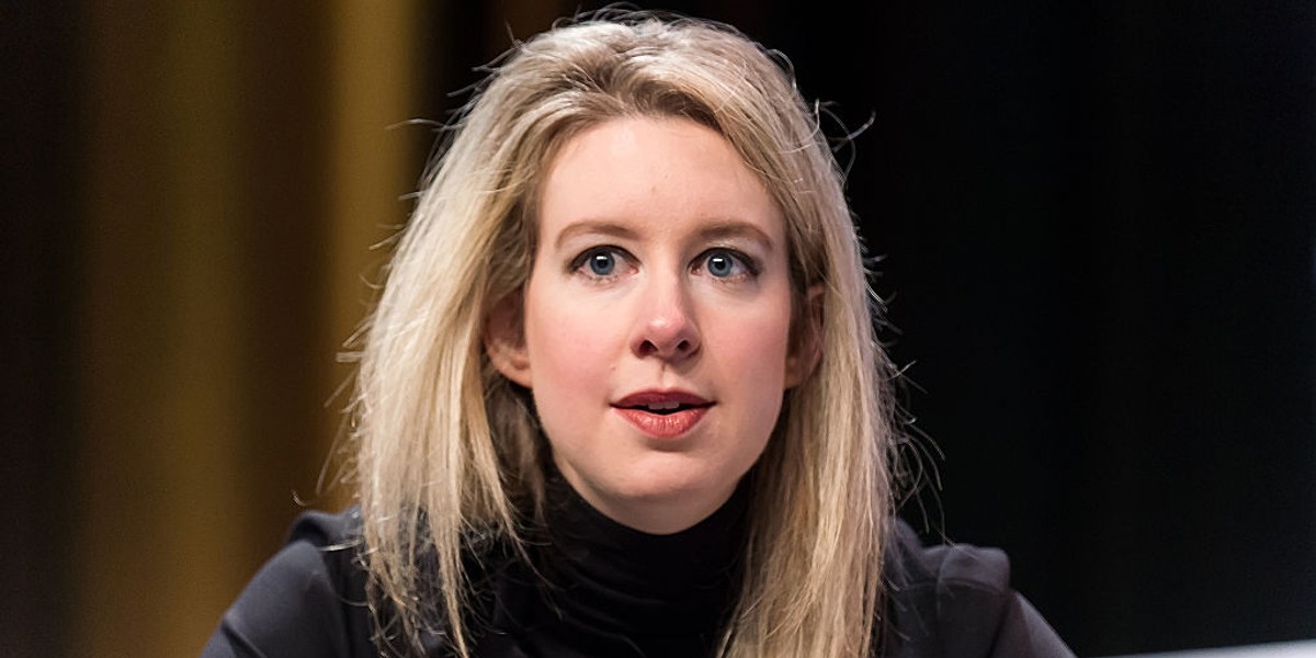 Elizabeth Holmes została oskarżona o pozyskanie od inwestorów 700 mln dol. za pomocą "wyrafinowanego, wieloletniego oszustwa"