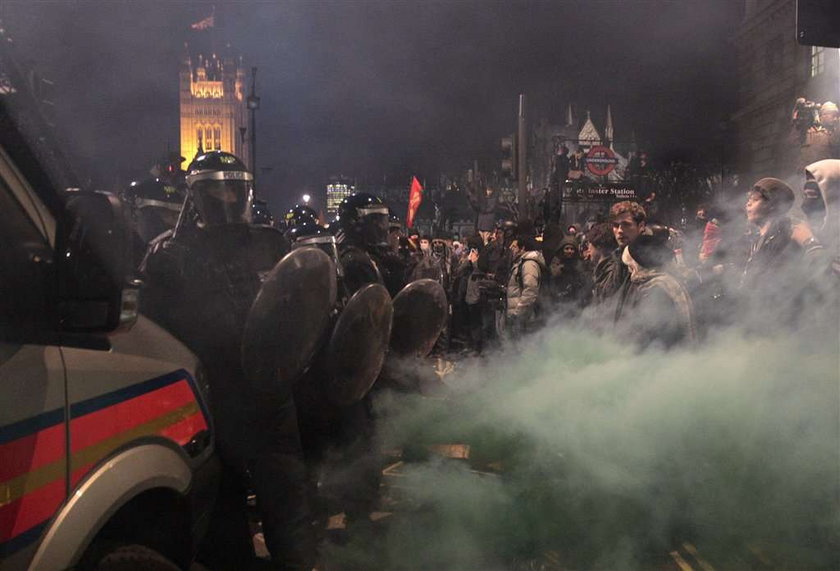 Studenci biją się z policją, atakują auto księcia Karola Foty