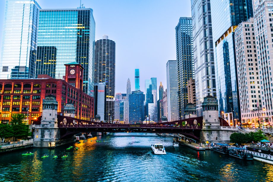  Chicago słynie z Riverwalk, architektury, mroźnych zim i specjalnej pizzy pieczonej w głębokim naczyniu