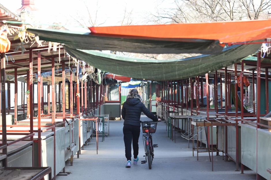 Prazne ulice, prodavnice i pijace