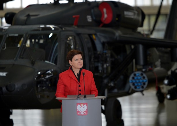 "Polski rząd jest zdecydowany, ażeby zakupów dla polskiej armii dokonywać w polskich zakładach, w polskich firmach, które znajdują się w Polsce, w których pracują Polacy, polscy pracownicy, które odprowadzają tutaj w Polsce podatki" - powiedziała. Zaznaczyła, że był to jeden z punktów programu gospodarczego PiS, zakładającego reindustrializację i rozwój myśli technologicznej.