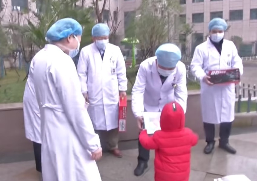 Doktori sa izlečenom decom