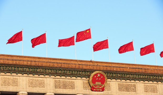 Kina, zastave na vrhu Velike narodne sale u Pekingu