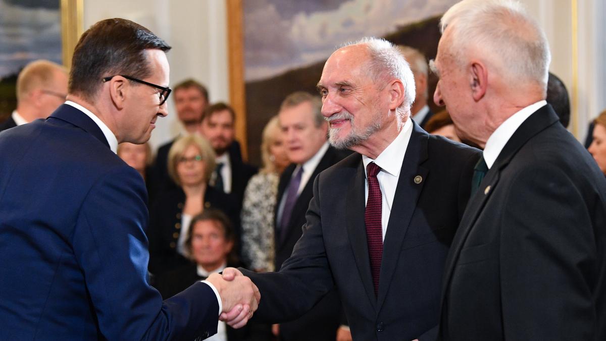 Premier Mateusz Morawiecki, poseł PiS Antoni Macierewicz, były sekretarz stanu w KPRM i pełnomocnik rządu ds. strategicznej infrastruktury energetycznej Piotr Naimski na wręczeniu najwyższych polskich odznaczeń - Orderów Orła Białego