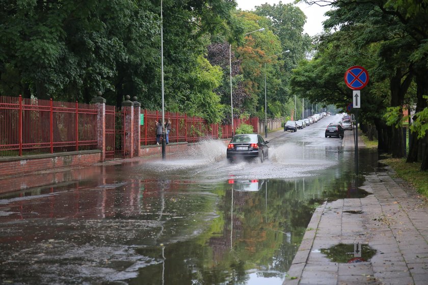 Krajobraz po nawałnicy w Łodzi. Powalone drzewa, zalane ulice...