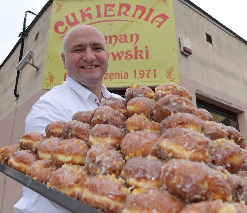 Stanisław Dmowski piecze pączki według rodzinnej receptury