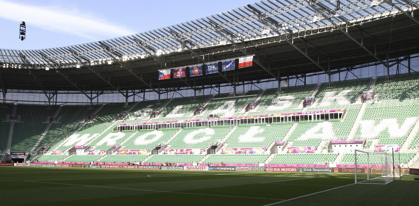 Stadion już otwarty. Jest tłok. Niestety, są kradzieże