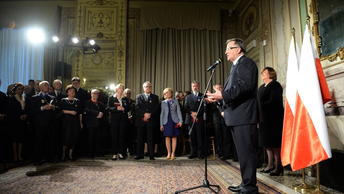 Prezydent Bronisław Komorowski wraz z małżonką Anną otworzył w sobotę w Instytucie Polskim w Rzymie wystawę "Papież wolności". Prezydent wręczył także odznaczenia obywatelom Włoch i przedstawicielom Polonii za zasługi na rzecz polsko-włoskiej współpracy.