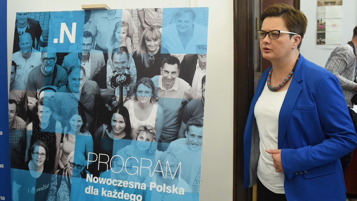 Potrzebne są nadzwyczajne działania, by powstrzymać atak PiS na niezależne sądy - mówili zgodnie przedstawiciele N., PO, PSL, UED po dzisiejszym spotkaniu klubów opozycyjnych. Poinformowali też, że będą wzajemnie koordynować i wspierać swoje działania, by "powstrzymać tę bardzo złą zmianę".