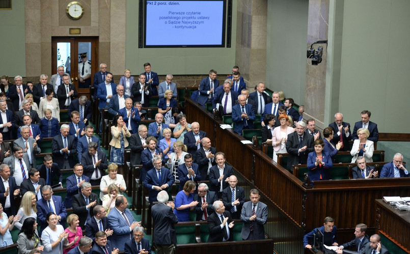 Sejm - po stronie PiS owacja na stojąco po przyjęciu ustawy o Sądzie Najwyższym