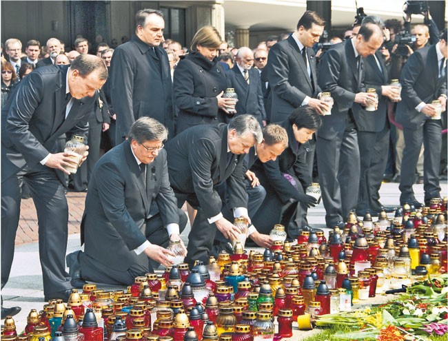 Tuż po godzinie 12 pod budynkiem sejmu najważniejsze osoby w państwie oddały hołd zmarłym w katastrofie parlamentarzystom