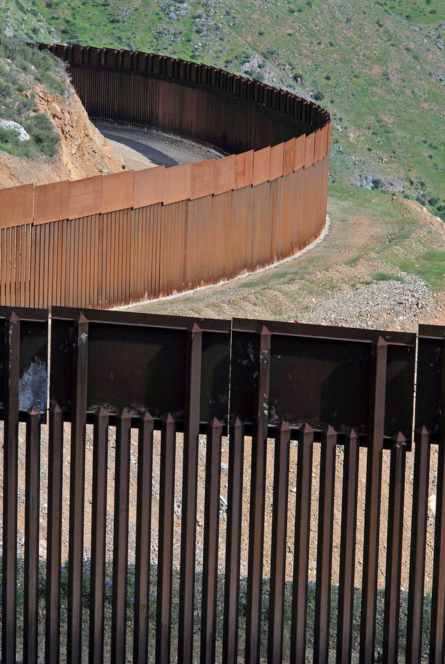 USA MEXICO BORDER FENCE