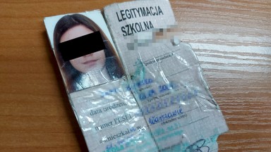 Przerobiła legitymację, żeby móc kupić alkohol. Policjanci znaleźli ją w krzakach