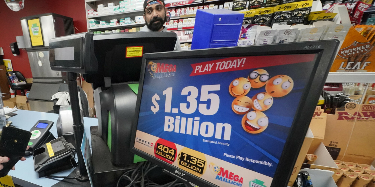 Kumulację w loterii Mega Millions w wysokości 1,35 mld dol. wyświetla się w sklepie w Cranberry, Pensylwania, 12 stycznia 2023 r. Po 25 losowaniach z rzędu bez zwycięzcy głównej nagrody kumulacja była jedną z największych w historii loterii.