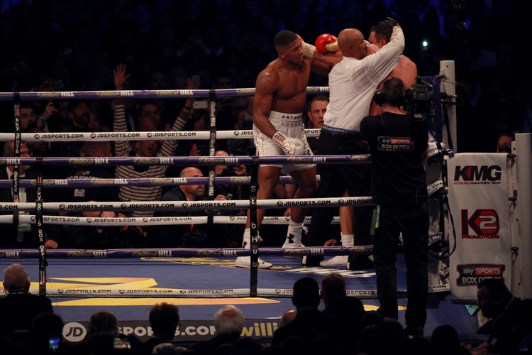 Joshua znokautował Kliczkę w walce gigantów. Brytyjczyk nowym mistrzem WBA, IBF i IBO