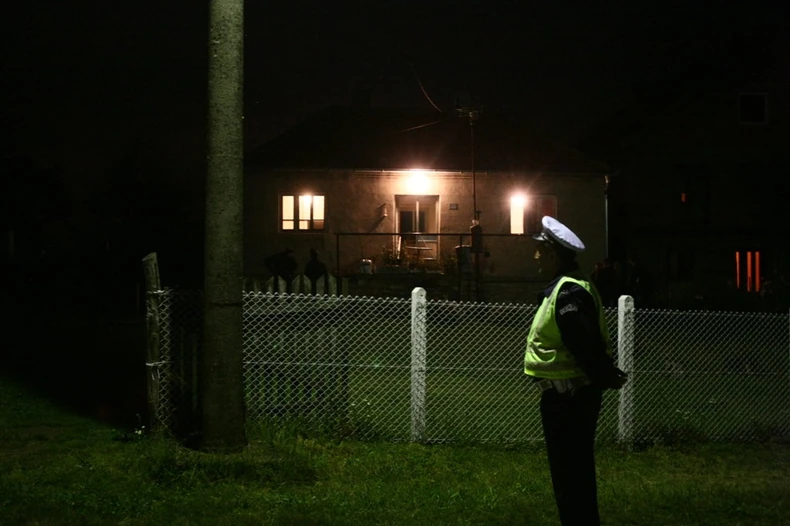 Policijski uviđaj ipsred kuće u kojoj se sdesila tragedija