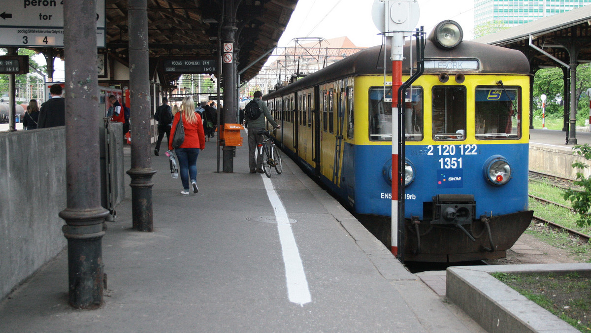 Więcej kursów na terenie Trójmiasta, dodatkowe kursy nocne w czasie karnawału, więcej kolejek na trasie do Słupska - to zmiany rozkładu SKM, które zaczną obowiązywać już w nocy z soboty na niedzielę.