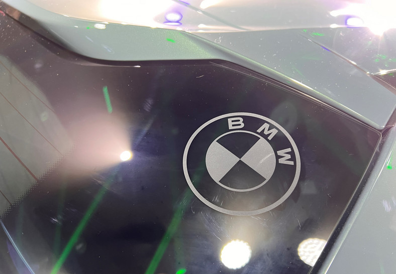 BMW XM. Dwa emblematy w górnych rogach tylnej szyby to nawiązanie do BMW M1