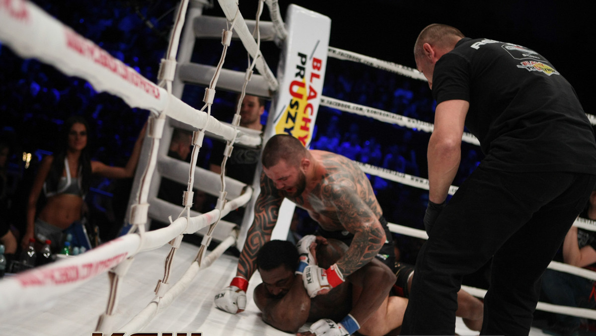 Gala KSW26 w Warszawie zakończyła się najlepszy dla polskich kibiców MMA sposób. W pojedynku wieczoru, po heroicznych trzech rundach, Michał Materla pokonał Jaya Silvę i obronił pas mistrza KSW. „Cipao” tym samym zrewanżował się Amerykaninowi za ostatnią porażkę i zemścił za jego prowokacje przed pojedynkiem.