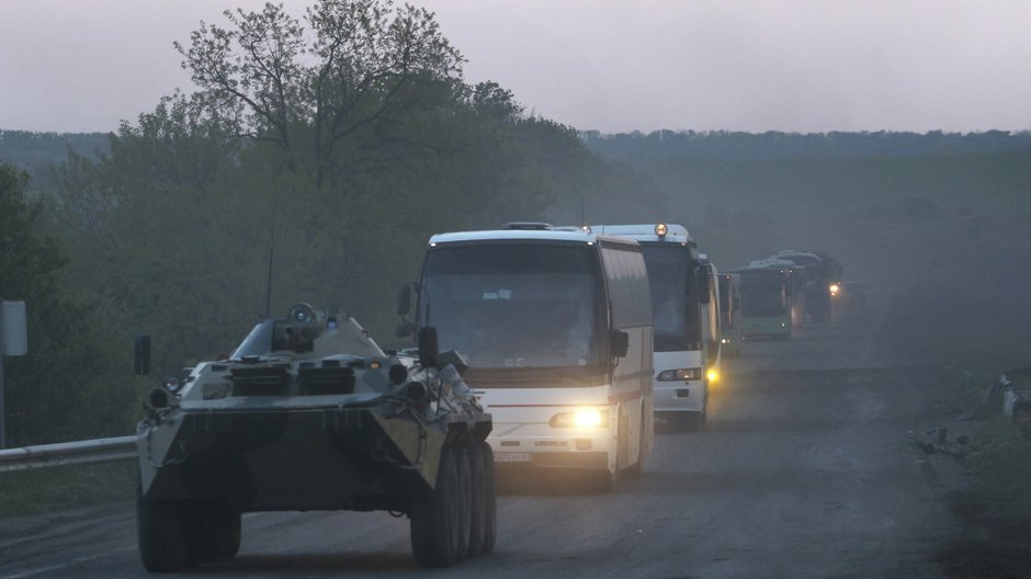 Mieszkańcy Mariupola dopiero w autobusach dowiadują się, że jadą do Rosji.