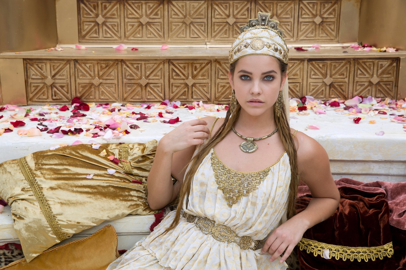Szerep egy amerikai sikerfilmben: Palvin Barbara 2014-ben a Hercules című történelmi filmben tűnt fel. A produkciót Brett Ratner rendezte, és Dwayne Johnson játszotta a főszereplőt. Bár Barbi nem volt kiemelt szereplő, a szépsége és kisugárzása sokak figyelmét felkeltette. A film forgatása során a magyar modell első ízben kóstolt bele a hollywoodi filmvilágba, ami még fényesebbé tette karrierjét a divaton túl. 