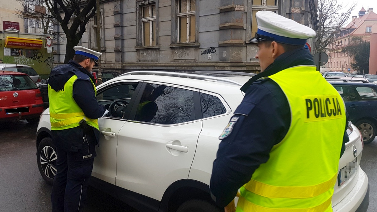 Policjanci wzięli się za kontrole pojazdów na zielonogórskim deptaku. - Osoby naruszające prawo muszą się liczyć z mandatami i punktami karnymi - ostrzega policja.