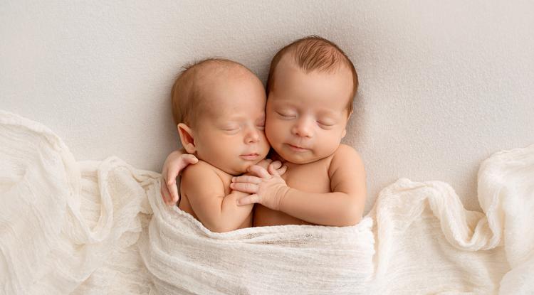 Sikított a szülész, amikor meglátta, mit csinálnak az ikerbabák Fotó: Getty Images