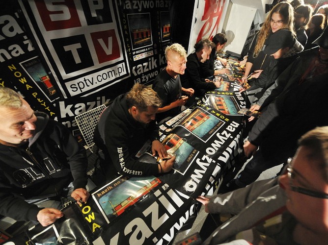 Kazik Na Żywo odbiera złoto i podpisuje 'Bar La Curva'