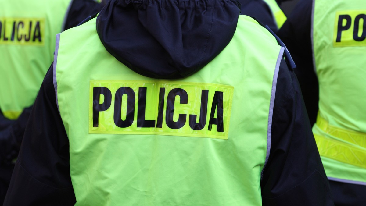 Stołeczni policjanci zatrzymali dwóch mężczyzn zamieszanych w wyłudzenie metodą "na policjanta" prawie pół miliona zł. Policja apeluje, by m.in. w okresie "świątecznej gorączki" uważać na tego typu oszustwa.