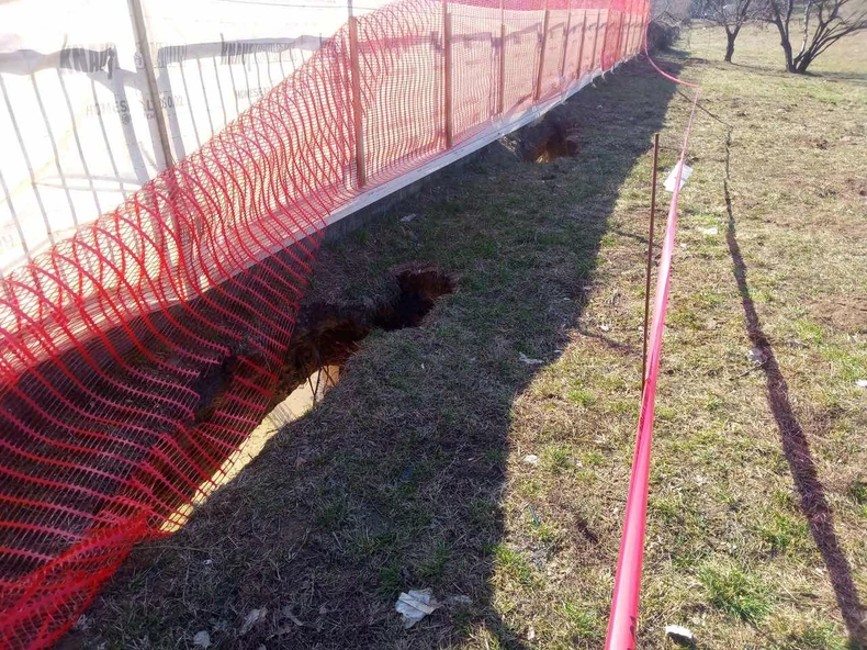 Klizište u dvorištu škole