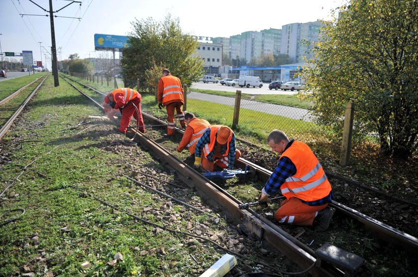 Pęknięte tory tramwajowe na Aleksandrowskiej w Łodzi