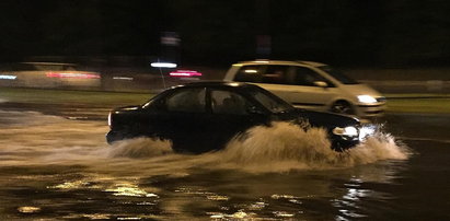 Gwałtowna burza nad Warszawą. Powaliło drzewa i zerwało dachy