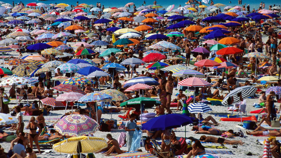 Stintino na Sardynii pełne plażowiczów. Zamiast parawanów - parasole. Tak wypoczywają Włosi