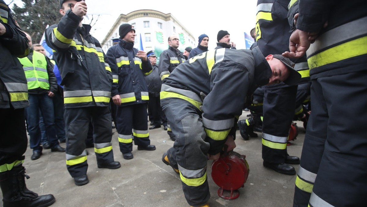 Związkowcy ze służb mundurowych protestują w środę przed gmachem parlamentu przeciw ustawie, która obniża zasiłki chorobowe funkcjonariuszy i żołnierzy. Tego dnia ma ona trafić pod obrady Senatu.