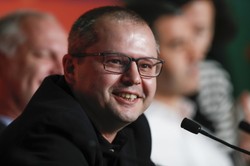 "The Whistlers" Corneliu Porumboiu w Cannes: Unikalna opowieść o potędze języka