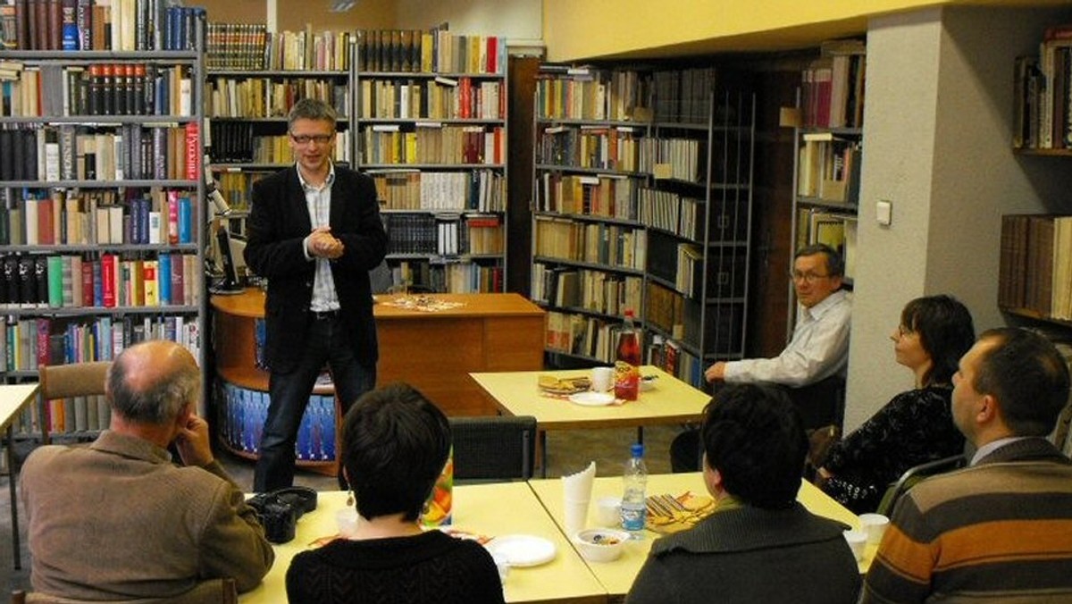 Dyrekcja Biblioteki Raczyńskich postanowiła z końcem lutego zlikwidować filie w Centrum Kultury Zamek i na os. Wichrowe Wzgórze. Biblioteki nie będzie również na os. Rzeczpospolitej i os. Polan na Ratajach. W zamian Biblioteka Raczyńskich chce uruchomić nową placówkę na Naramowicach. Przeciwko planom likwidacji biblioteki w Zamku, z której korzysta 2 tys. osób protestują radni ze Starego Miasta.