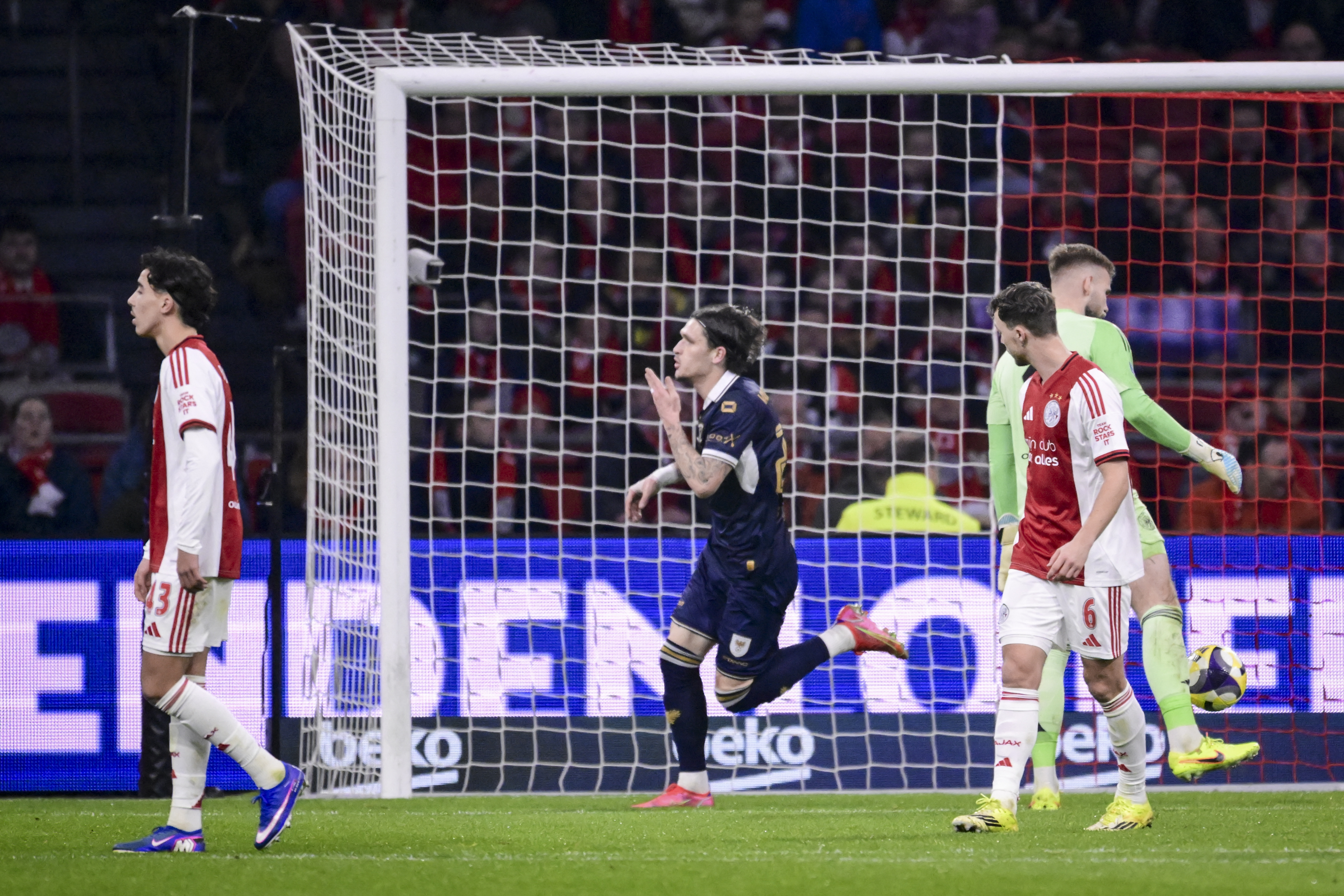 Paniek bij Ajax: de invaller Baeten zet de 2-0 voorsprong onder druk (2-1)