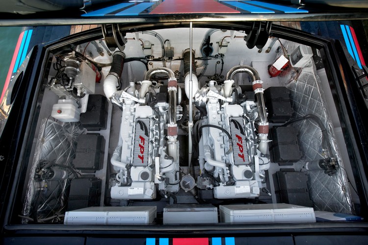 Jacht Lancii jest napędzany dwoma sześciocylindrowymi silnikami wysokoprężnymi produkcji Fiata - pojemność 6,7 l, moc 560 KM każdy