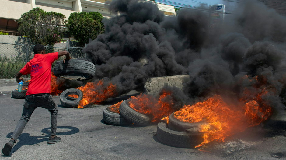 Protestujący podczas demonstracji po dymisji premiera Ariela Henry'ego w Port-au-Prince na Haiti, 12 marca 2024 r.