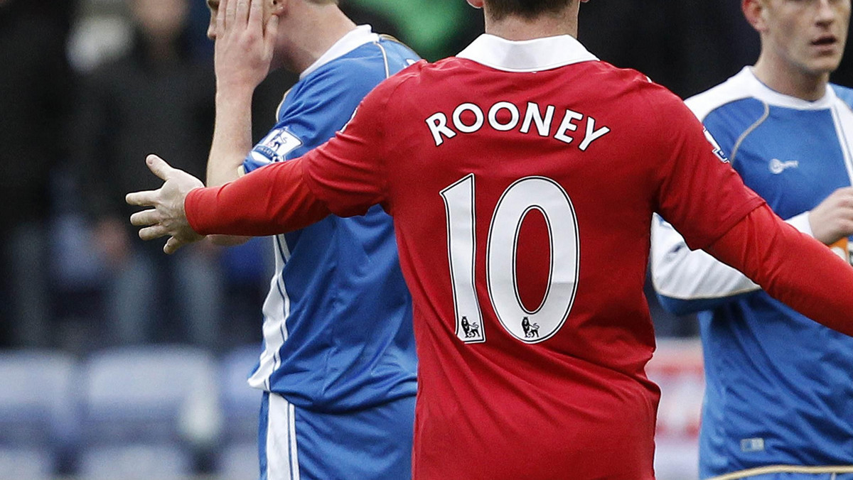 Manchester United może stracić Wayne'a Rooneya na zbliżające się mecze z Chelsea Londyn i Liverpoolem. W poniedziałek angielska federacja zadecyduje czy zawiesić piłkarza za uderzenie łokciem Jamesa McCarthy'ego w meczu z Wigan Athletic (4:0).